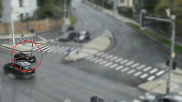 Silně opilý šofér se řítil Brnem s proraženými koly. Vezl 83letou matku