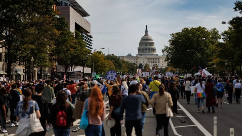 Masivní protesty proti Trumpovi: Čekají se miliony lidí, prezident zmizel na Floridu