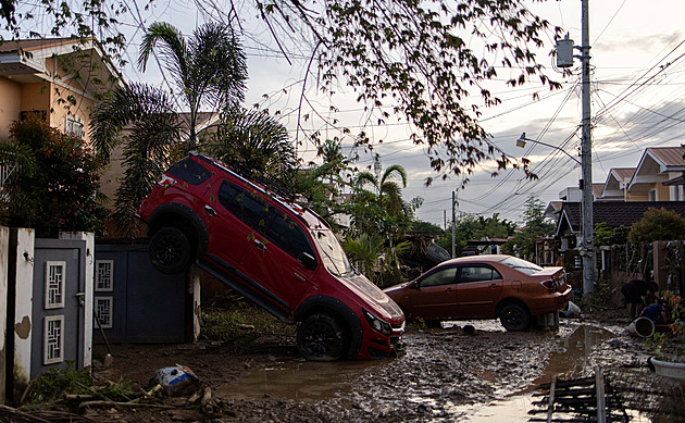 Tajfun na Filipínách zabil 140 lidí, prezident vyhlásil stav nouze