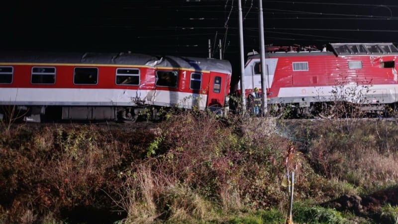 Železniční neštěstí: U Bratislavy se srazily dva vlaky. Na místě jsou desítky zraněných