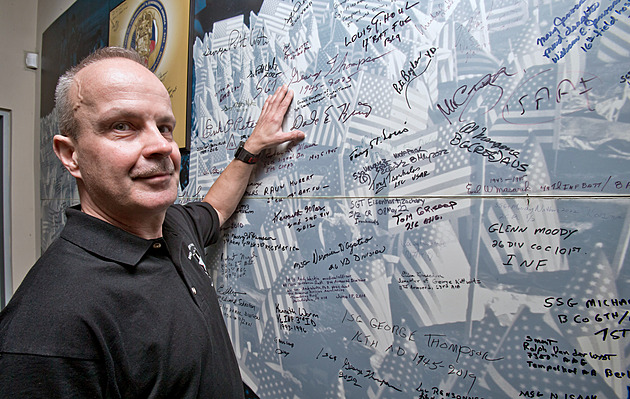 Do nového muzea se přesune i Zeď hrdinů s podpisy veteránů, říká historik