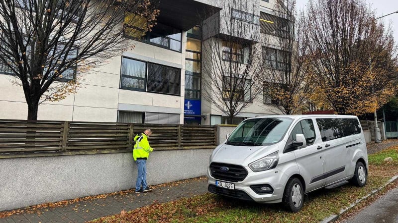 Při raziích v sídle Ředitelství dálnic a na dalších místech policie zadržela 11 lidí