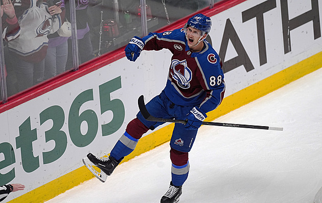 Nečas se v NHL posunul na druhé místo mezi střelci, Hertl a Hronek asistovali