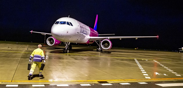 VIDEO: Dva cestující nedbali pravidel a v Kolíně dobíhali letadlo přímo na ranveji