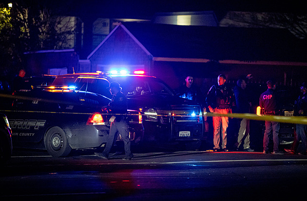 Čtyři mrtví po střelbě na dětské oslavě v Kalifornii. Policie po pachateli pátrá