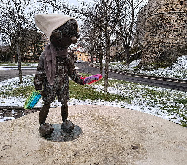 Móda oblékání soch pokračuje. Po Františkovi se do zimního oblékl i Hurvínek