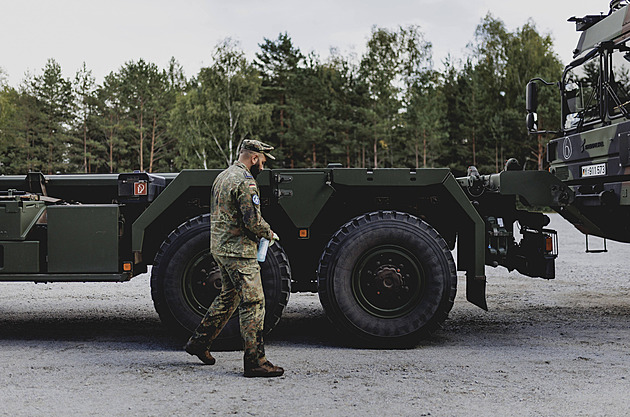 Německé armádě při převozu ukradli z náklaďáku téměř 20 tisíc kusů munice