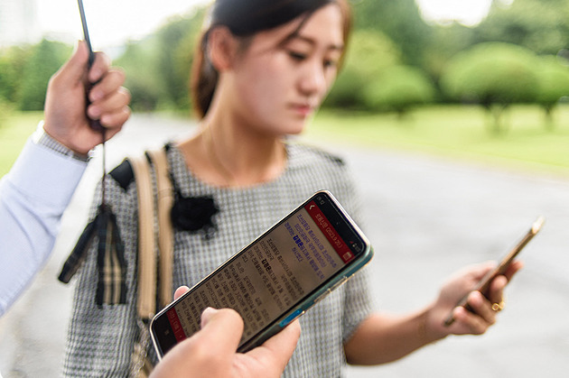 Tyto androidí mobily ohýbají realitu a na uživatele vše prásknou. Má to důvod