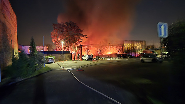 V noci hořel pneuservis, v garážích byly i veterány. Škoda půjde do desítek milionů