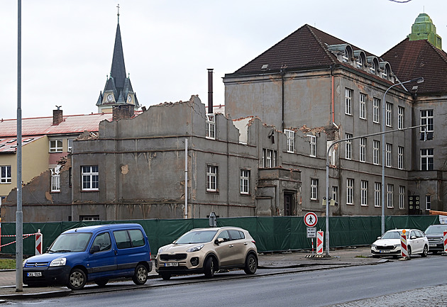 V Karlových Varech bourají část historické budovy keramické školy, nahradí ji nová