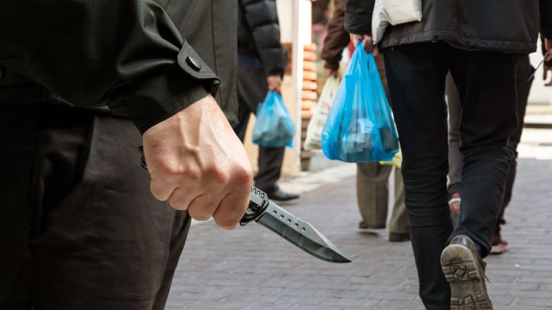 Poplach u školy v Tanvaldu. Muž na ulici mával noži a nadával kolemjdoucím