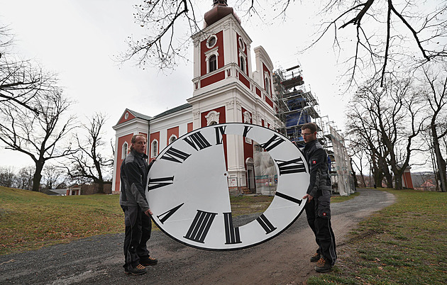 Na věže kostela nad Krnovem zamířily nové ciferníky, ručičky zůstanou originální