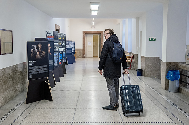 Fakulta dva roky po masakru. Reportér se pokusil projít s velkým kufrem do 4. patra