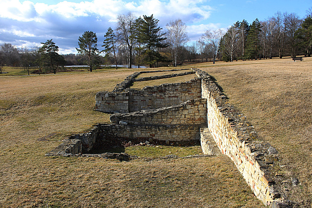 Hroutí se torzo lidického statku, kde vraždili nacisté. Ruiny teď opraví