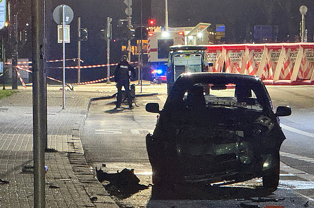 Řidič v německém Giessenu vjel do lidí na zastávce, čtyři zranil