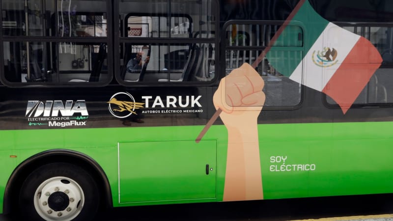 Autobus se zřítil z vysokého srázu v Mexiku: 8 mrtvých. Snímky z místa jsou děsivé