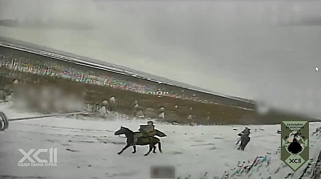 VIDEO: Ruský voják na koni se lekl ukrajinského dronu, zvíře útok přežilo