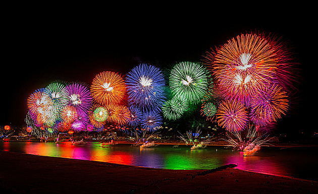 OBRAZEM: Nejkrásnější ohňostroje, masky i projekce. Takhle svět vstoupil do roku 2026