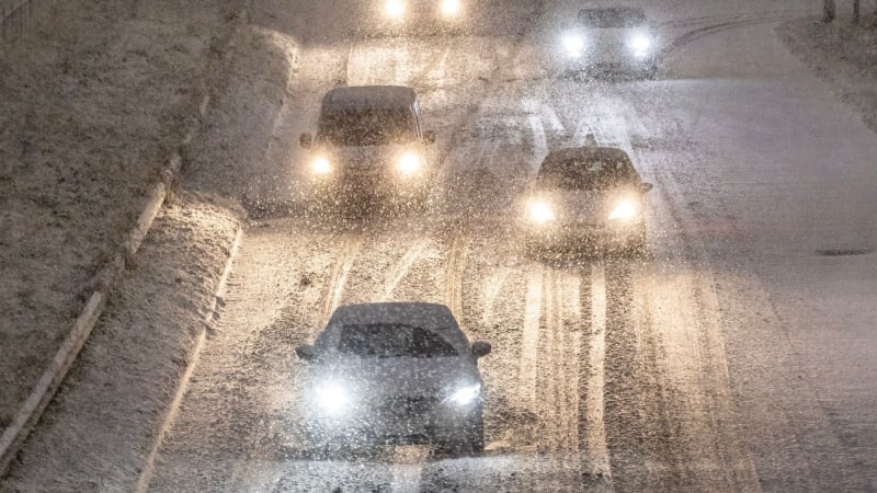 Do Česka se ženou přívaly sněhu. Silničáři nemají šanci, varují meteorologové před situací na D5