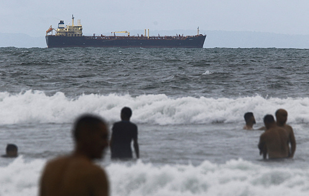 Údery ve Venezuele poničily přístav, ale na ropu nemířily. Experti nemají obavy o ceny