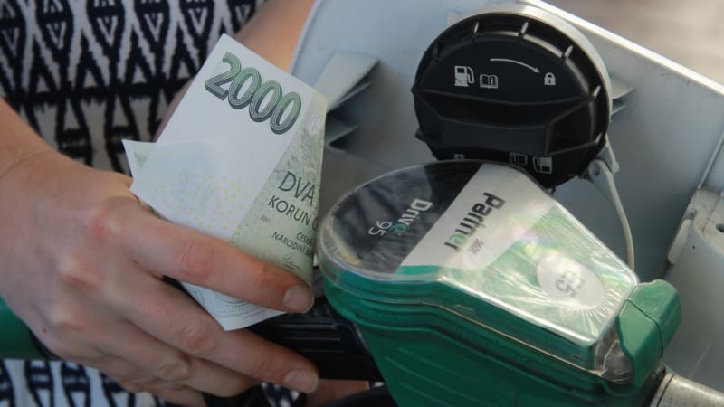 „Smrtící“ emisní povolenky? Vláda může horký brambor přehodit na příští kabinet, míní Kovanda