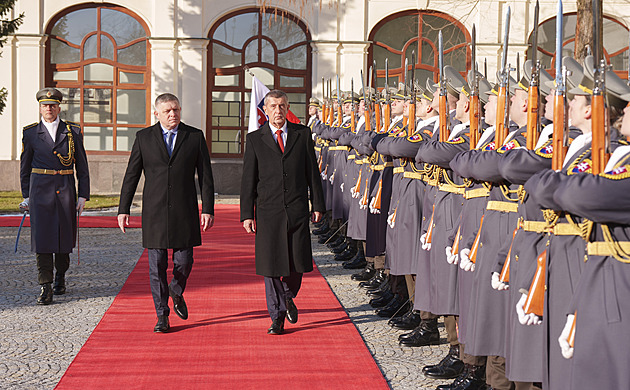 Babiš se u Fica dočkal vojenských poct, věří v lepší vztahy