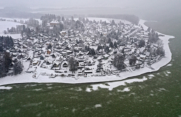 Vzácný jev i ve světovém měřítku. Led na Lipně zezelenal, vědci znají příčinu