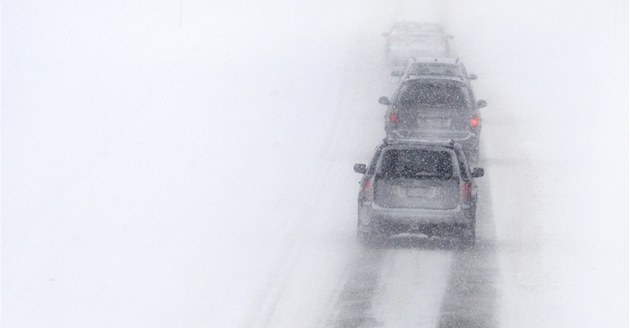 Chumelí, pojďte do rychlokurzu smyku. S volantem opatrně a ve střehu