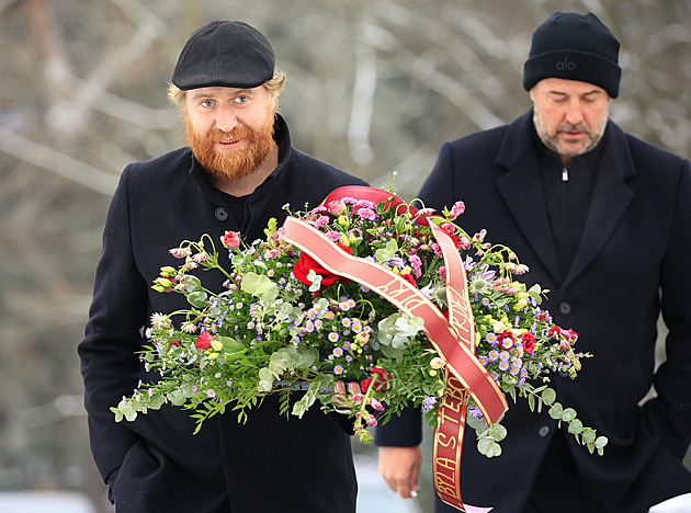 Pohřeb Nečase plný známých tváří. S kamarádem se přišli rozloučit i Vaculík či Šmicer