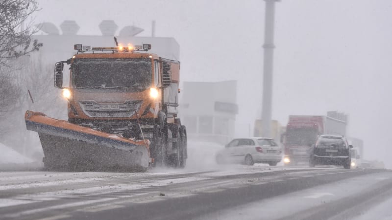 Závěje, sněhové jazyky i ledovka: Pro Česko platí VÝSTRAHA. Co hrozí u vás?