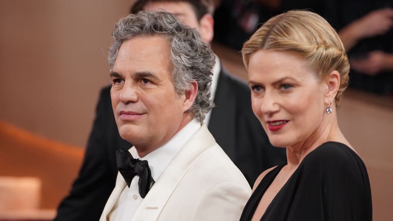 OBRAZEM: Nádherné róby i odznaky na znamení protestu. Podívejte se na módu ze Zlatých glóbů