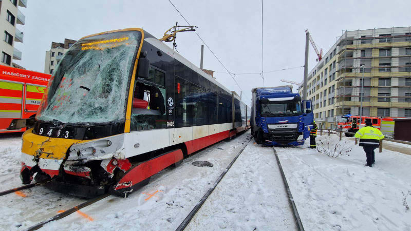 Vážná nehoda v Praze: Po srážce s kamionem vykolejila tramvaj. Dva lidé utrpěli zranění