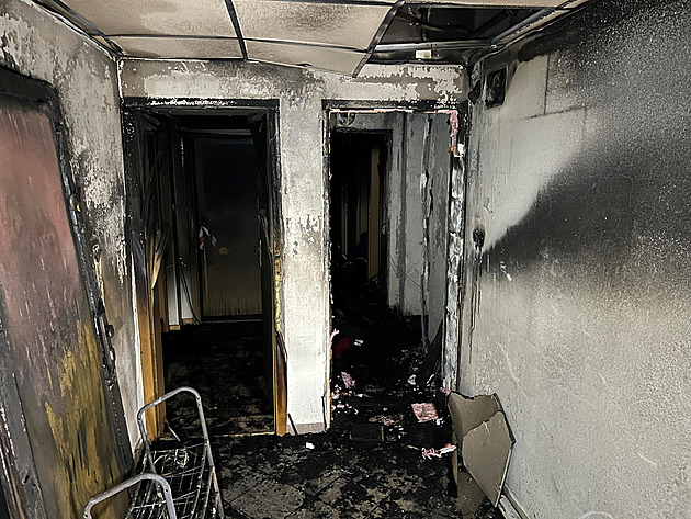 Hasiči zachránili 25 lidí z hořící bytovky, událost šetří policie jako obecné ohrožení