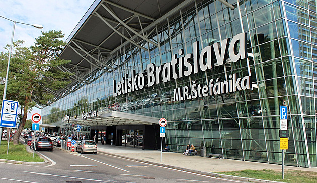 Ledovka komplikuje dopravu v Evropě, letiště v Bratislavě a Vídni přerušila provoz