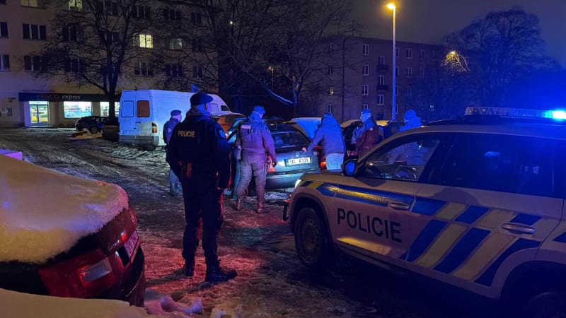 Dramatická honička v Praze: Řidiče nezastavila ani střelba, pak utekl. V autě vezl tři lidi