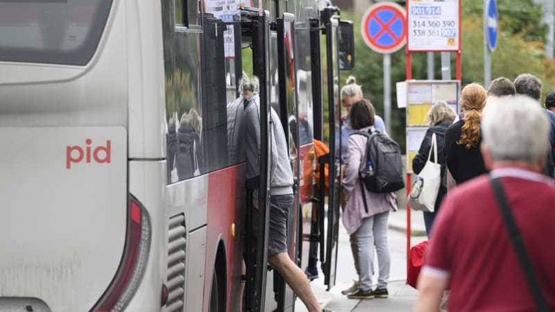 Autobus v Praze srazil chodkyni. Utrpěla vážná zranění a přišla o obě nohy