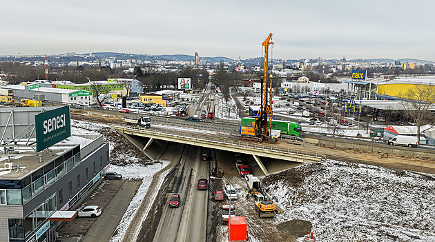 Silničáři strhnou další most na D1, kvůli demolici uzavřou ulici s Makrem či Lidlem
