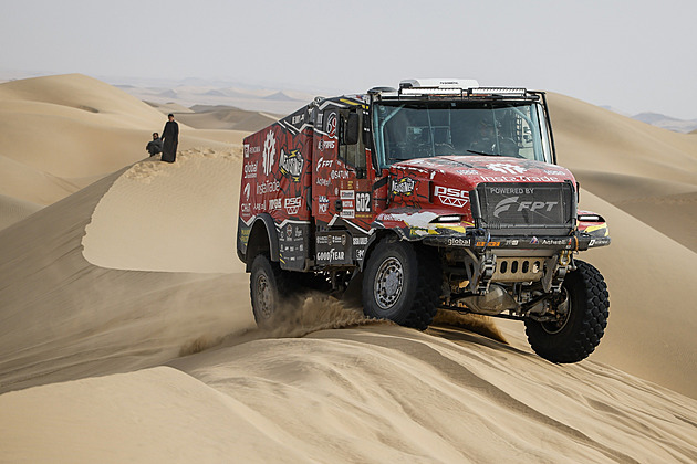 Loprais skončil na Dakaru druhý mezi kamiony, Macík obsadil čtvrté místo