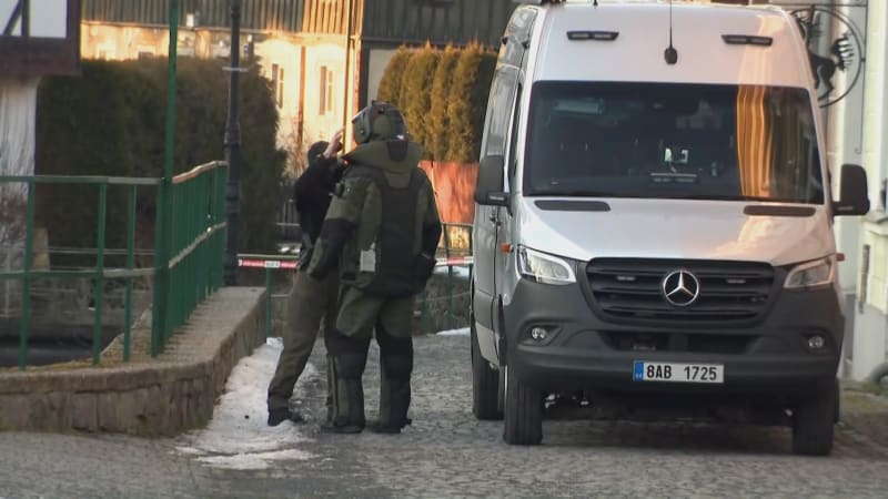 Postřelili úřednici v Chřibské policisté? Riziko je při takovém zásahu vždy, vysvětluje expert