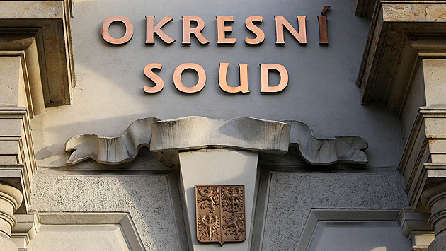 Za usmrcení dvou lidí u krajnice dostal šofér pět let, má zaplatit miliony