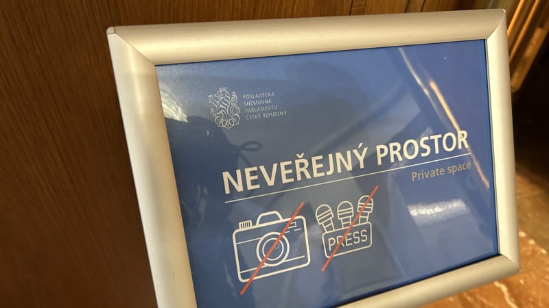 Zákaz ve Sněmovně: Novináři nesmí do společných prostor s poslanci. Nevím o tom, říká Okamura