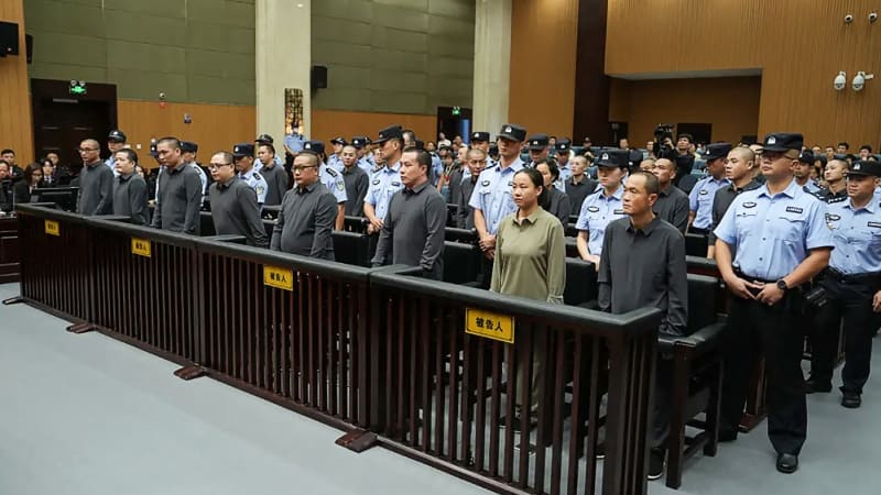 Čína popravila 11 členů rodinného klanu, který prodával falešnou lásku. Vymámil miliardy