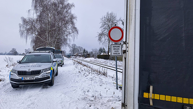V Králově Dvoře vjel náklaďák na přejezd, vlak se podařilo zastavit včas