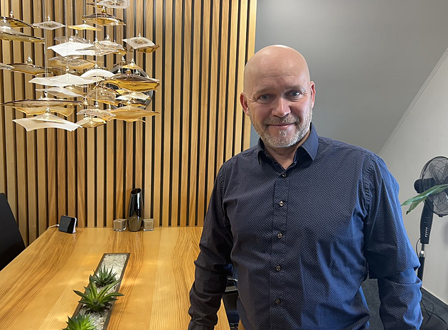 Lidé už nechodí na hřbitovy, říká sklář. Popel zesnulých zatavuje do šperků