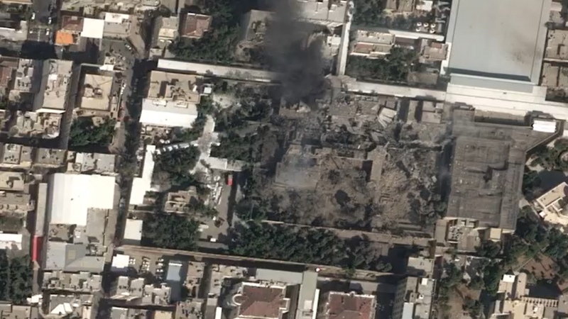 Srovnáno se zemí, tady vidíte jen krátery: CNN ukázala, jak proběhl fatální úder na Chameneího