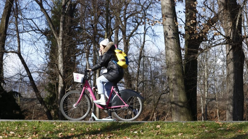 Zhatí mlhy a ranní ochlazení slunečný víkend? MAPA ukazuje, kde čekat nejvíce svitu