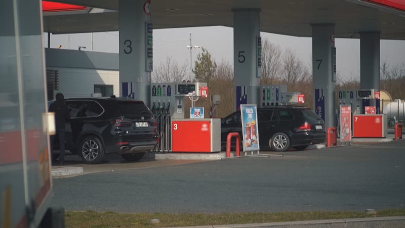 Ceny na benzinkách vyletěly: Je to zlodějina, zlobí se lidé. Kde se tankuje nejdráž?