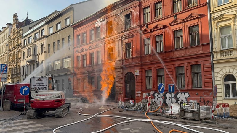 Požár plynového potrubí na pražské Letné: Probíhá evakuace, boj s plameny zachycují záběry