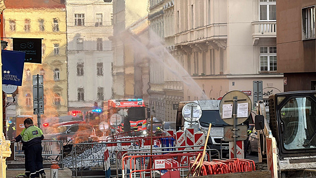 Požár poblíž ministerstva vnitra. Od hořícího plynu chytly i dva domy