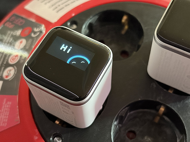 V iPhonech se tato nabíječka opravdu vyzná. A umí různé triky